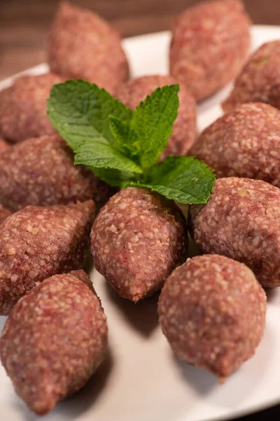 Kebbe tradicional e pão pita em grande prato redondo no restaurante lebanês — Fotografia de Stock