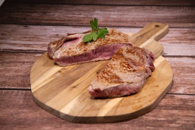 Graten dauphinois, ızgara dana biftek ve ızgara mantar tarifi.