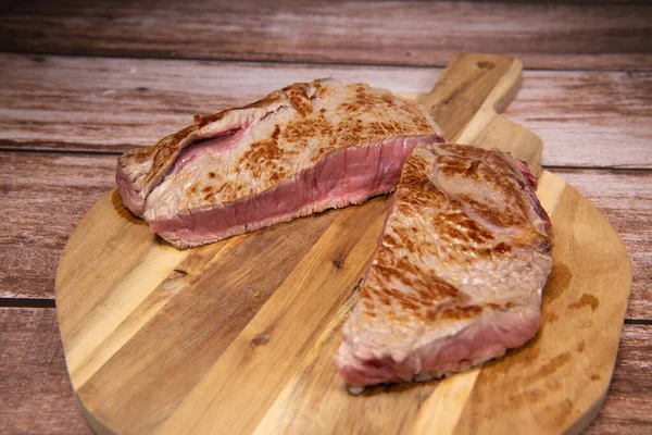 Recept på gratäng dauphinois, grillad kalvstek och grillad knappsvamp — Stockfoto