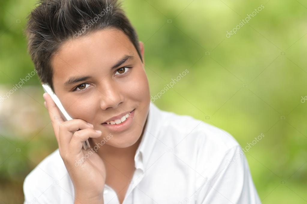 Teenager-Boy phoning