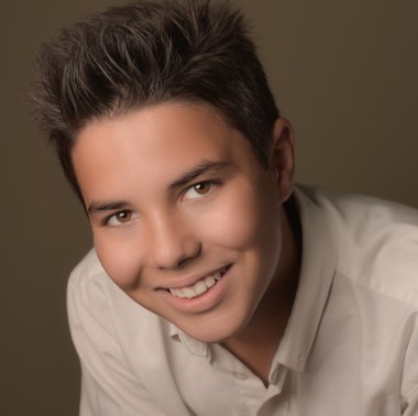 Gülen çocuk kahverengi bir arka plan-Vintage