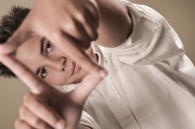 Gülen çocuk bir kap ile kahverengi bir arka plan üzerinde