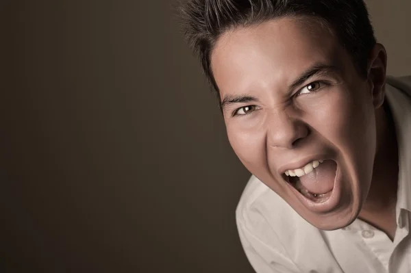 Jongen cring, schreeuwen, schreeuwen, hysterie lachen — Stockfoto