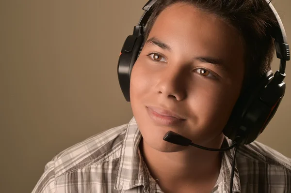Portret van glimlachen Teenage Boy luisteren naar Musicon een bruin bac — Stockfoto