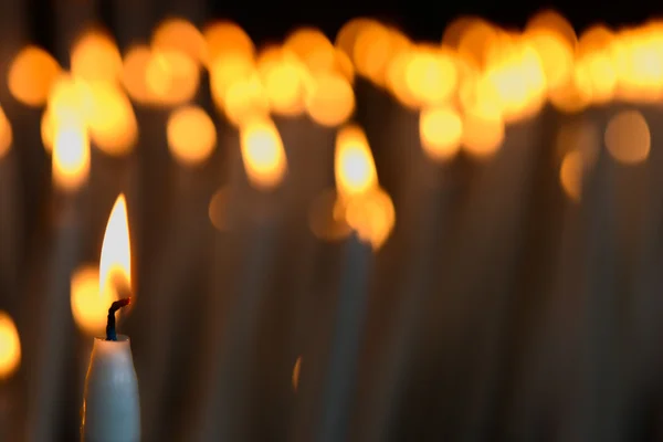 Ljus i en kyrka i Lourdes — Stockfoto