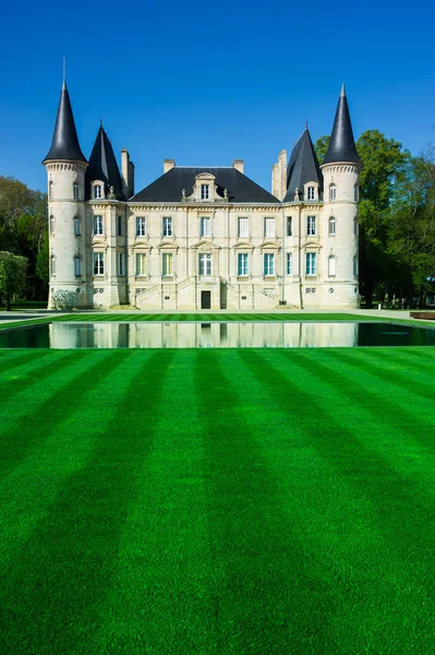 Chateau Pichon Longueville es una famosa propiedad vinícola de Burdeos w —  Fotos de Stock
