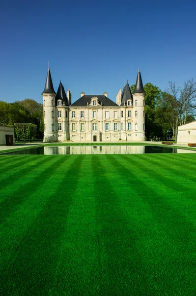 Chateau Pichon Longueville es una famosa propiedad vinícola de Burdeos w —  Fotos de Stock