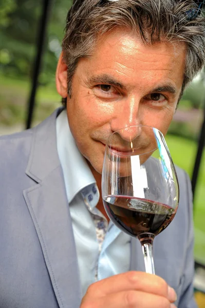 Turismo - Homem degustação de vinho em um castel-enólogo — Fotografia de Stock