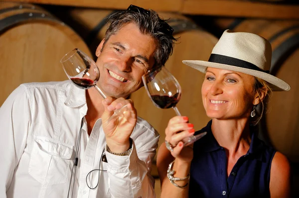 การท่องเที่ยว - คู่รักลิ้มรสไวน์ในห้องใต้ดิน — ภาพถ่ายสต็อก