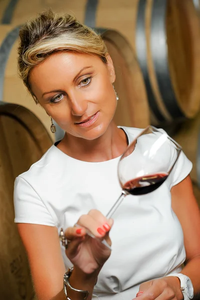 การท่องเที่ยว - ผู้หญิงลิ้มรสไวน์ในห้องใต้ดิน — ภาพถ่ายสต็อก