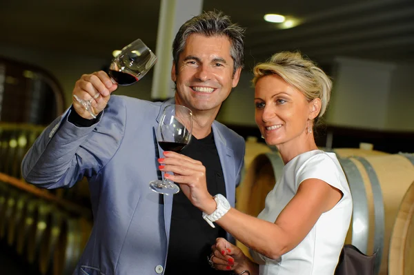 Turizmus - pár bort a pince borkóstoló — Stock Fotó