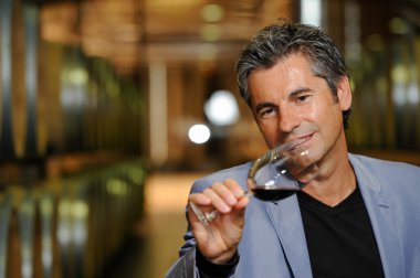 Turizm - kiler Winemaker şarap tatma adam