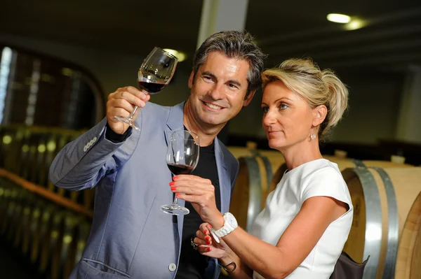 Tourism - Couple tasting wine in a cellar — Stock Photo, Image