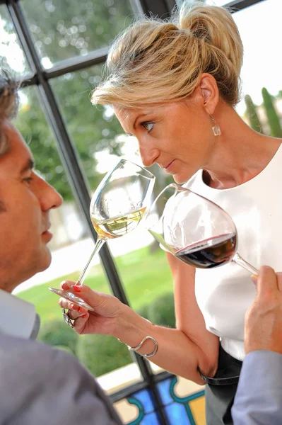 Tourism - Couple tasting wine in a Castle — Stock Photo, Image