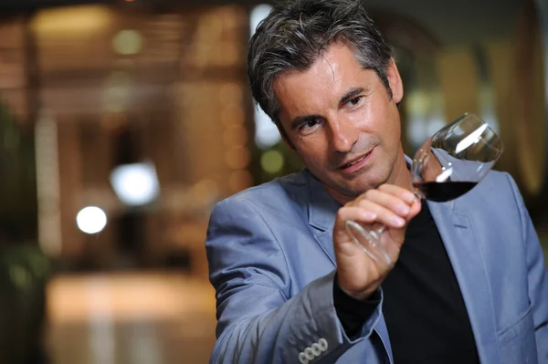 Turizm - kiler Winemaker şarap tatma adam