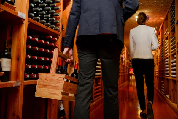 Young couple buying wine in a store — Stock Photo, Image