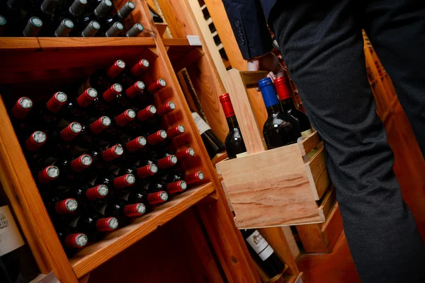 Casal jovem comprando vinho em uma loja — Fotografia de Stock