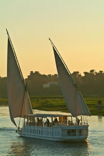 Egito, Vale do Nilo, navio de cruzeiro no Nilo — Fotografia de Stock