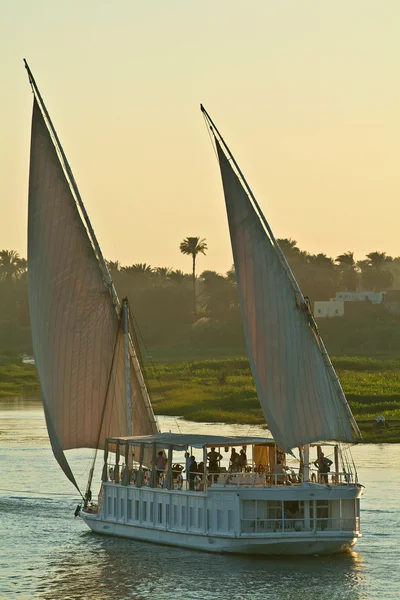 埃及，尼罗河谷，游船在尼罗河上 — 图库照片