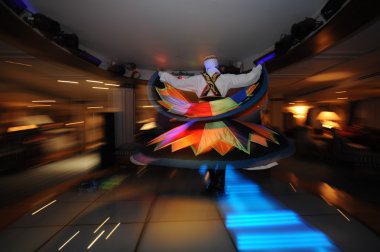 Mısır folklor dansçısı