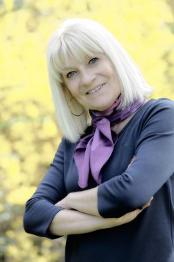 gülümseyen kadın kıdemli portresi