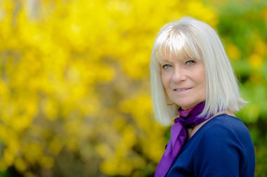 gülümseyen kadın kıdemli portresi