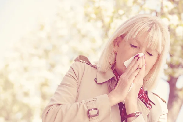 Mujer mayor Alergia Polen — Foto de Stock