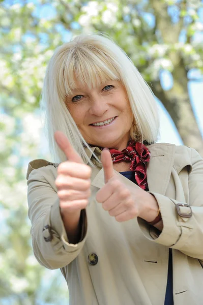 Portrait of a smiling senior woman — Stock Photo, Image