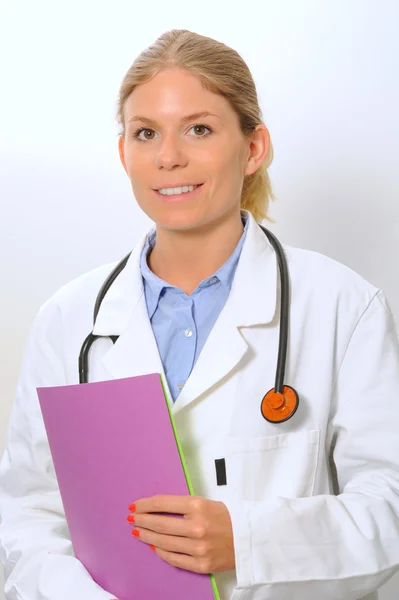 Χαμογελαστή γυναίκα γιατρός closeup με αρχεία στην αγκαλιά — Φωτογραφία Αρχείου