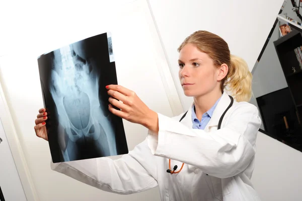 Ženský lékař zkoumá rentgenový obraz — Stock fotografie