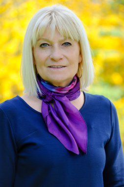 gülümseyen kadın kıdemli portresi