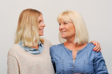 Kıdemli anne ve kızı