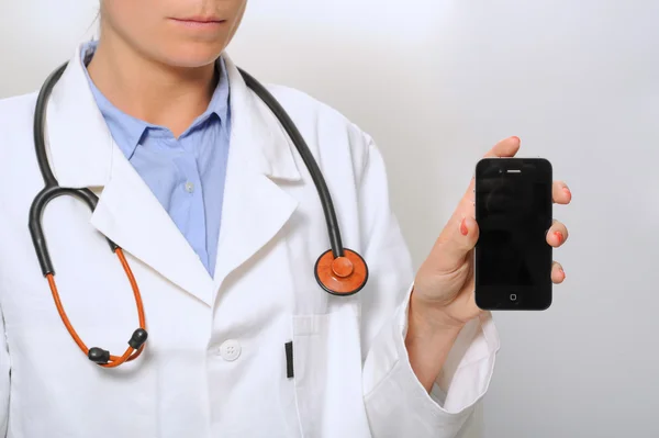 Γιατρός χρησιμοποιώντας και παρουσιάζοντας smartphone — Φωτογραφία Αρχείου