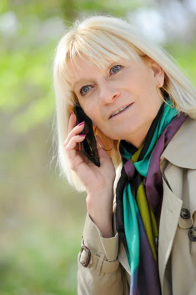 Senior mulher feliz telefonar — Fotografia de Stock