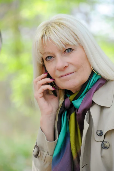 Senior mulher feliz telefonar — Fotografia de Stock