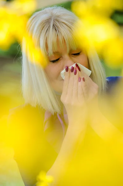 Starší žena alergií na pyl — Stock fotografie