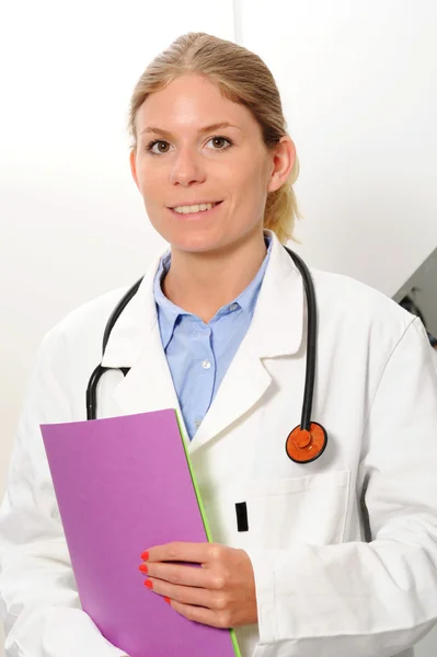 Усміхнена жінка-лікар крупним планом з файлами в руках — стокове фото