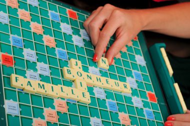 mutlu kadın kıdemli İngitere ile scrable oynama