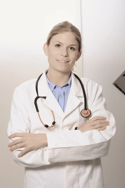 Uśmiechnięta kobieta lekarz zbliżenie z rękami skrzyżowanymi — Zdjęcie stockowe