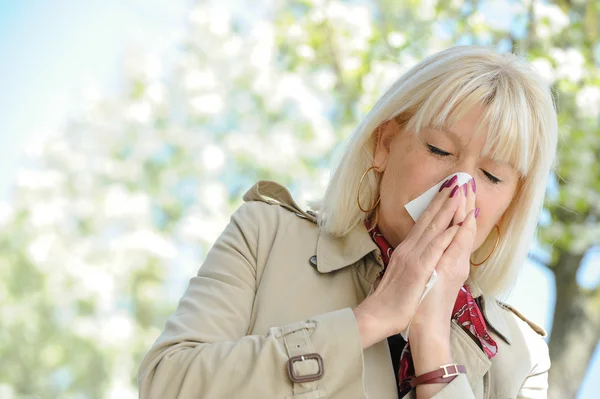 Mujer mayor Alergia Polen —  Fotos de Stock