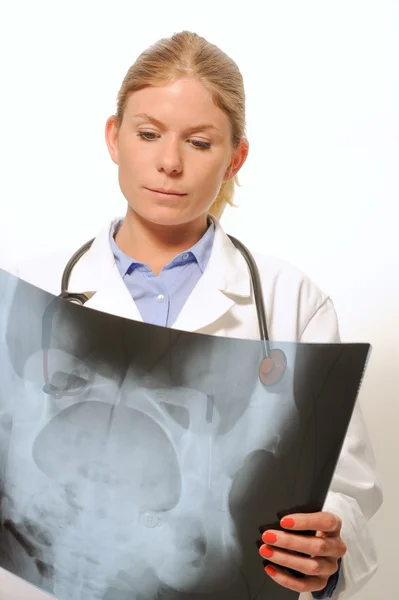 Kadın Doktor Röntgen resim incelenmesi — Stok fotoğraf
