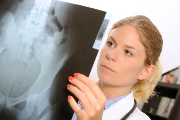 Female doctor examining an x-ray image — Stock Photo, Image