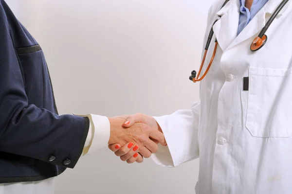 Handdruk tussen een arts en patiënt — Stockfoto