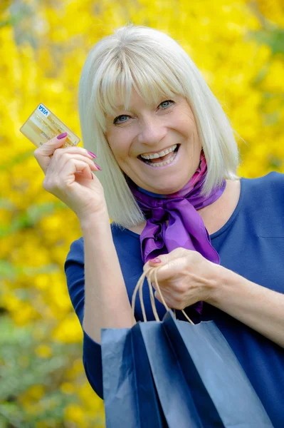 Alışveriş torbaları ve kredi kartı ile üst düzey kadın