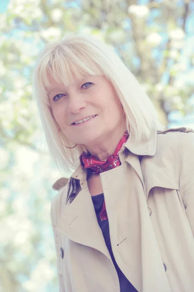 Retrato de una mujer mayor sonriente —  Fotos de Stock