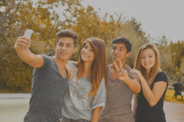 selfie alarak neşeli genç arkadaşlar