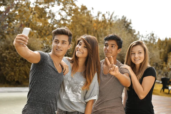 Vidám tinédzser meg, figyelembe véve a selfie — Stock Fotó