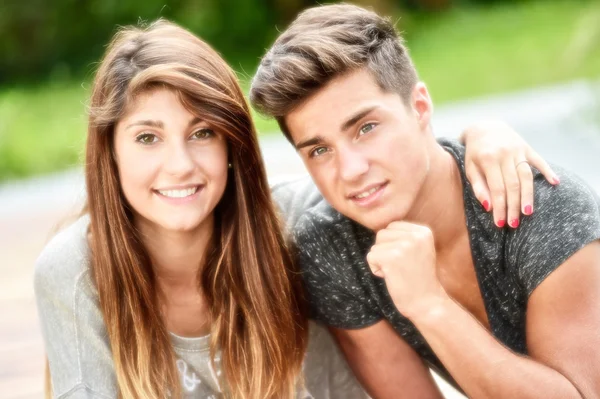 Счастливая влюбленная подростковая пара — стоковое фото