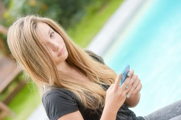 Belle jeune femme téléphone — Photo