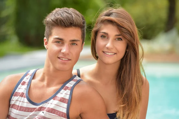 Счастливая влюбленная подростковая пара — стоковое фото